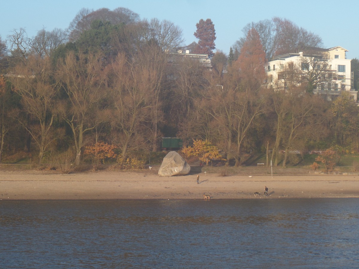 Hamburg am 25.11.2014: „Der Alte Schwede“, ein bei Baggerarbeiten in der Elbe geborgener 217 Tonnen schwerer Felsbrocken der seit Juni 2000 am Elbufer in velgnne liegt.