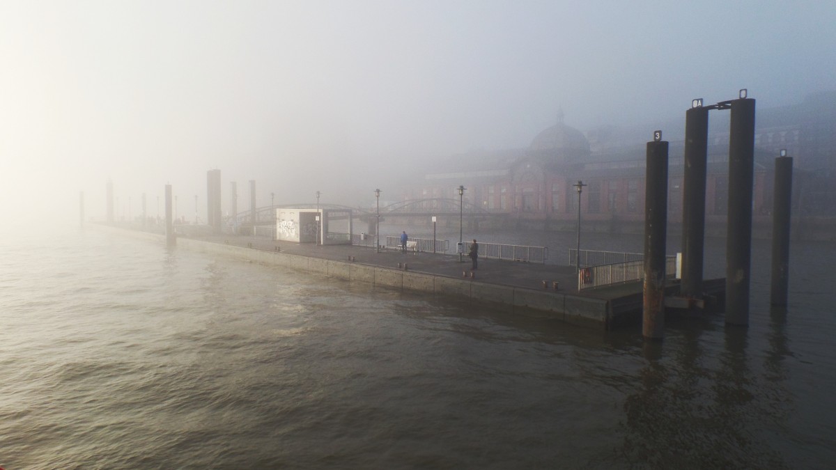 Hamburg am 25.11.2014: bei Nebel auf der Elbe mit der HADAG-Fhre den Anleger Altona Fischmarkt anlaufend
