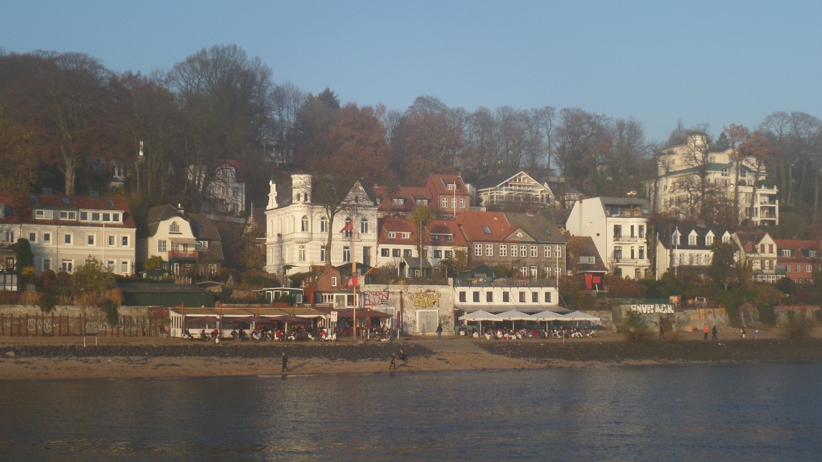 Hamburg am 25.11.2014: Blick auf ein beliebtes Strandlokal an der Elbe in velgnne