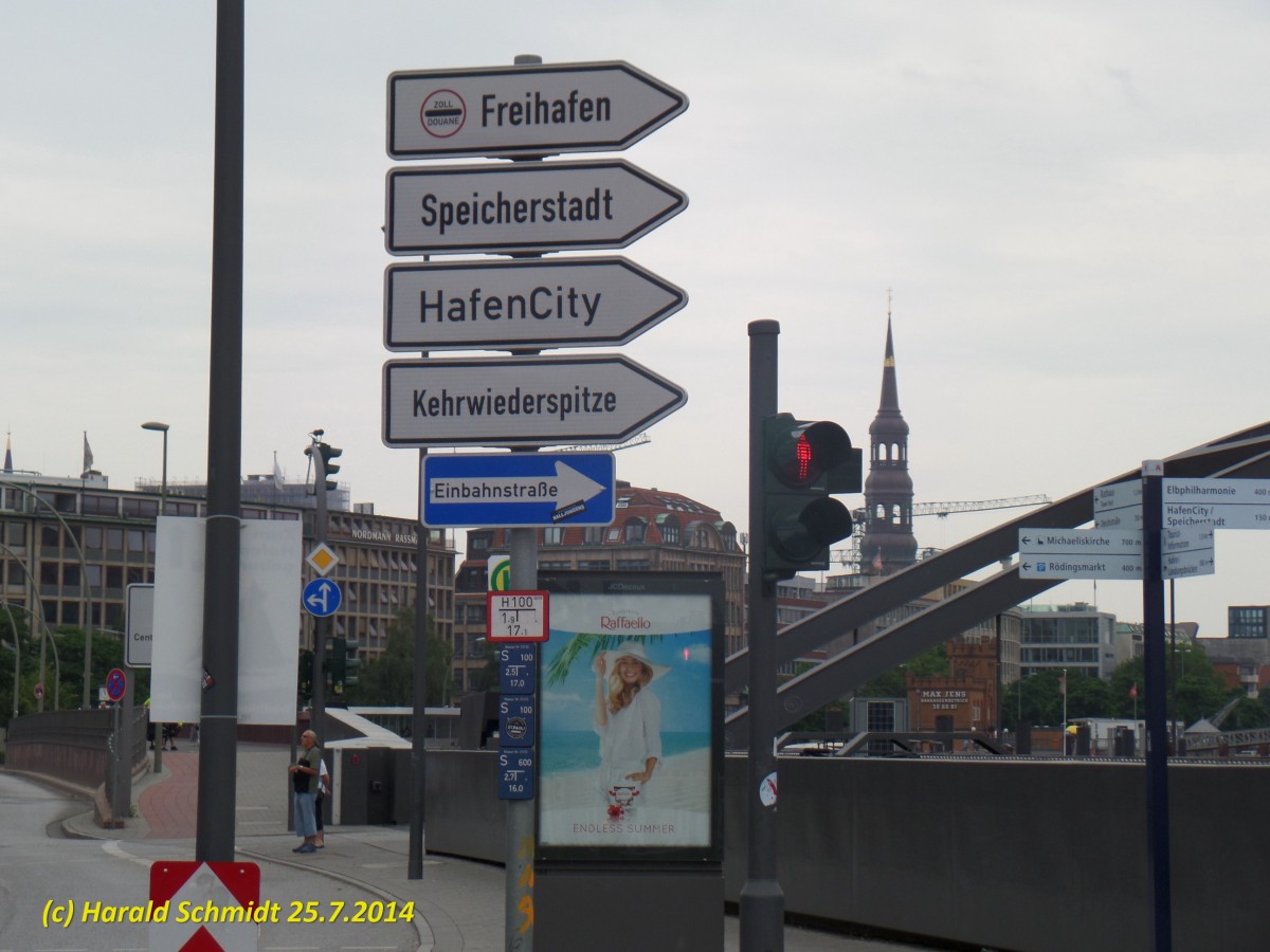 Hamburg am 25.7.2014: am Baumwall ber die Niederbaumbrcke nach … . Seit es den Freihafen nicht mehr gibt, ist das obere Schild berflssig