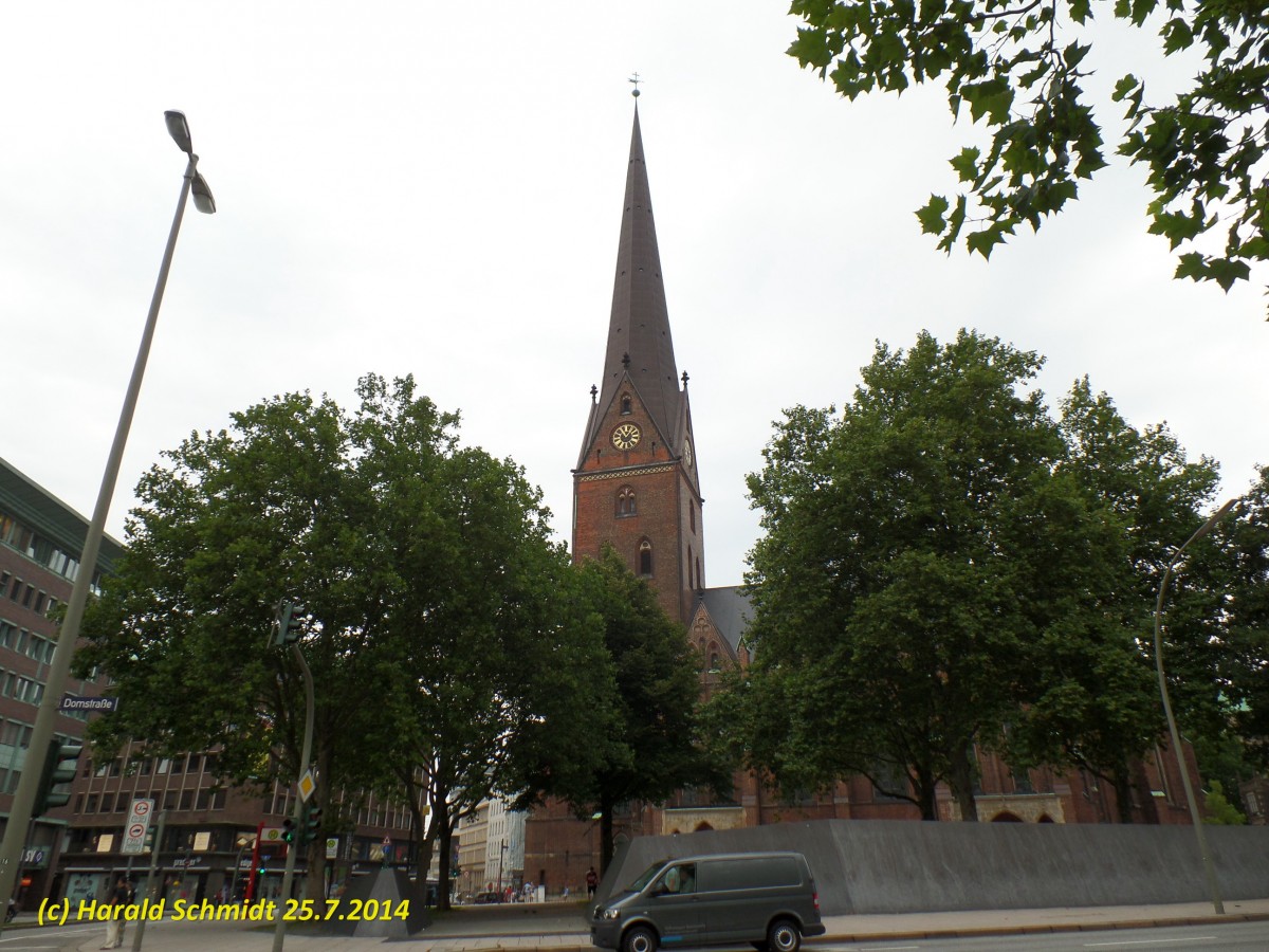 Hamburg am 25.7.2014: Die Petrikirche vom Domplatz aus gesehen.