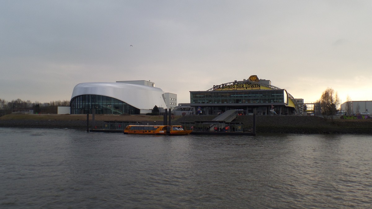 Hamburg am 26.2.2014, Blick von den Landungsbrcken: rechts das Theater im Hafen fr  Den Knig der Lwen  und links der Neubau Theater an der Elbe. Hier soll ab Ende 2014 das  Wunder von Bern  aufgefhrt werden.