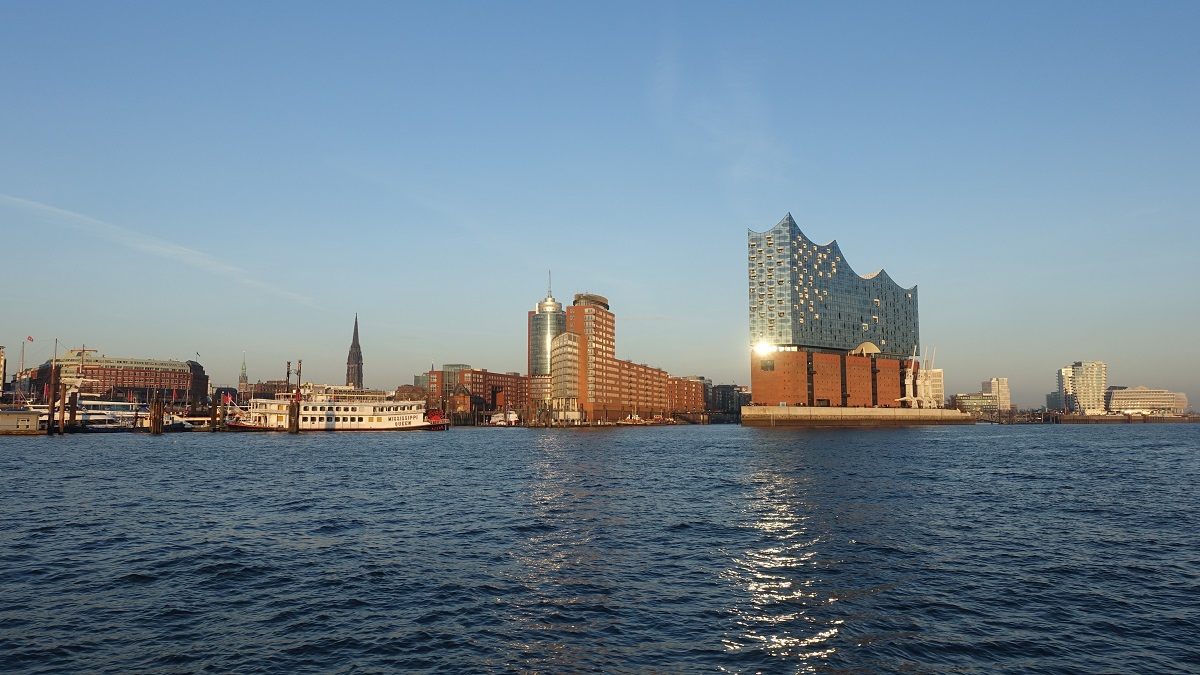 Hamburg am 26.2.2019: Blick von der Elbe auf den Eingang zur Hafencity  /