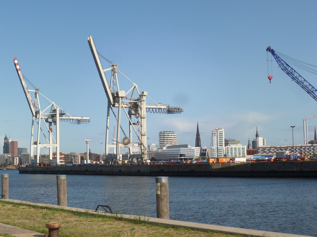 Hamburg am 26.8.2018, Blick vom Hafenmuseum Schuppen 50 ber den Hansahafen, auf die Kulisse der Hafencity /