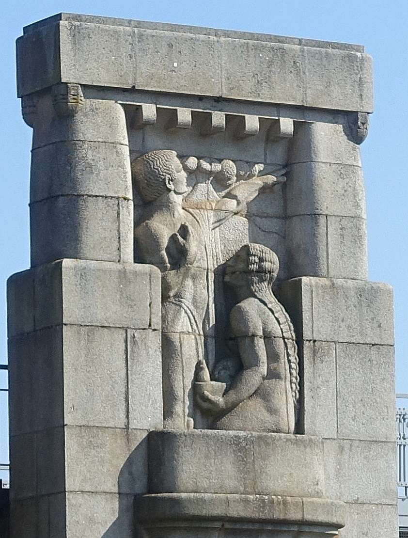 Hamburg am 27.3.2022: Detailansicht des nordwestlichen Widerlagers der Kuhmhlenteichbrcke Es steht fr das Element Feuer.
Brcke der U-Bahn Linie U3 (Ringlinie),1911/1912 erbaut, die vier mit Granit verkleideten Widerlager haben die jeweils nach auen gewandten Seiten je eine Symbol-Darstellung fr eines der vier Elemente. 
