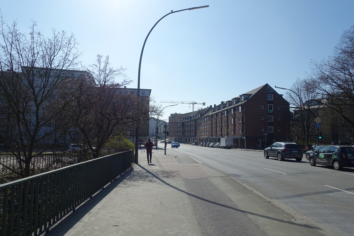 Hamburg am 27.3.2022: Die Schrbeker Strae (Bundesstraen 5 und 75) im Stadtteil Hohenfelde /