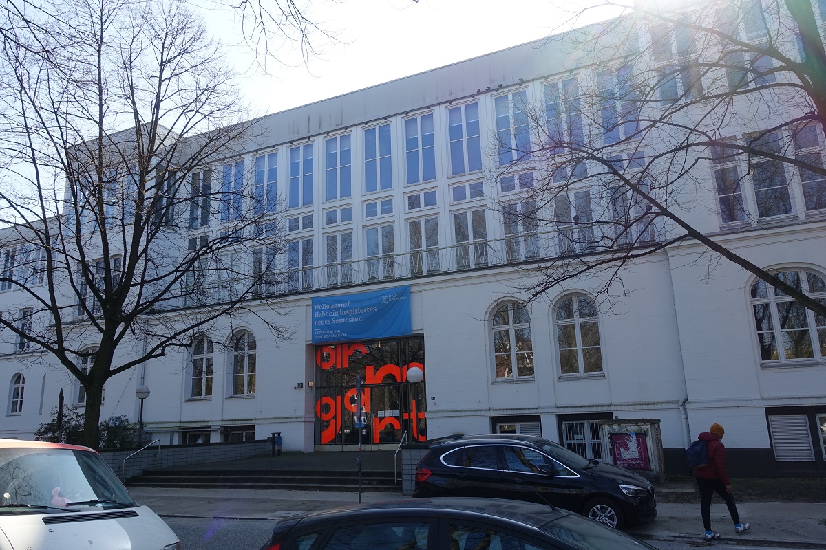 Hamburg am 27.3.2022: Gebude mit Eingang der Hochschule fr Bildende Knste (HFBK) der Hochschule fr Angewandte Wissenschaften Hamburg, Department Design Campus Armgartstrae /