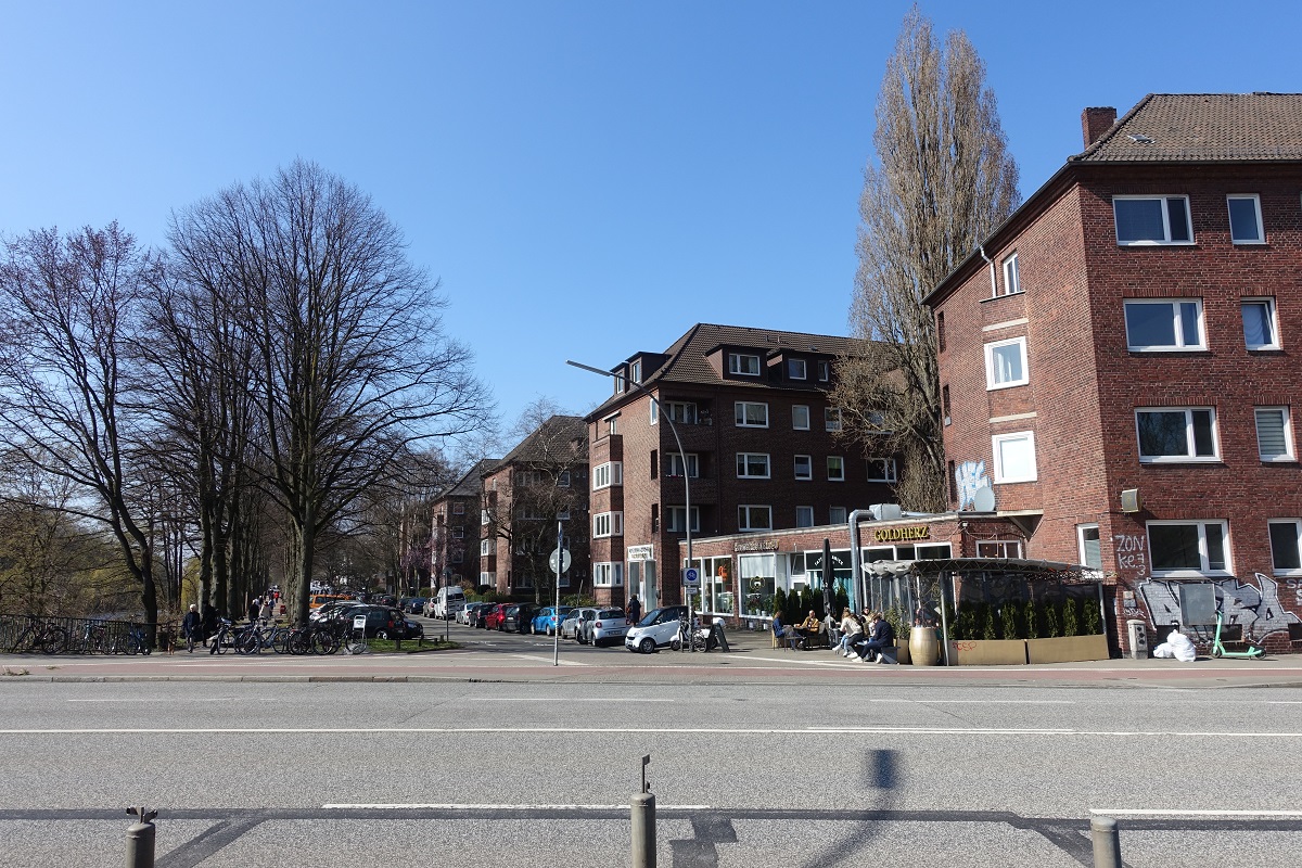 Hamburg am 27.3.2022: Harwicusstrae mit einem kleinen sehr beliebten Gastrobetrieb im Stadtteil Uhlenhorst  /