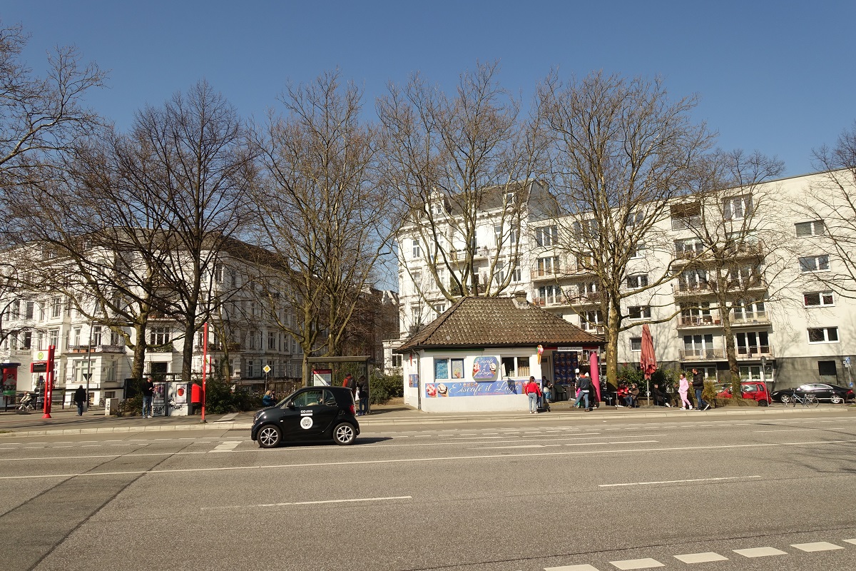 Hamburg am 27.3.2022: Mundsburger Brcke im Stadtteil Uhlenhorst mit dem ehemaligen Klohaus, jetzt eine wunderbare Eisdiele /