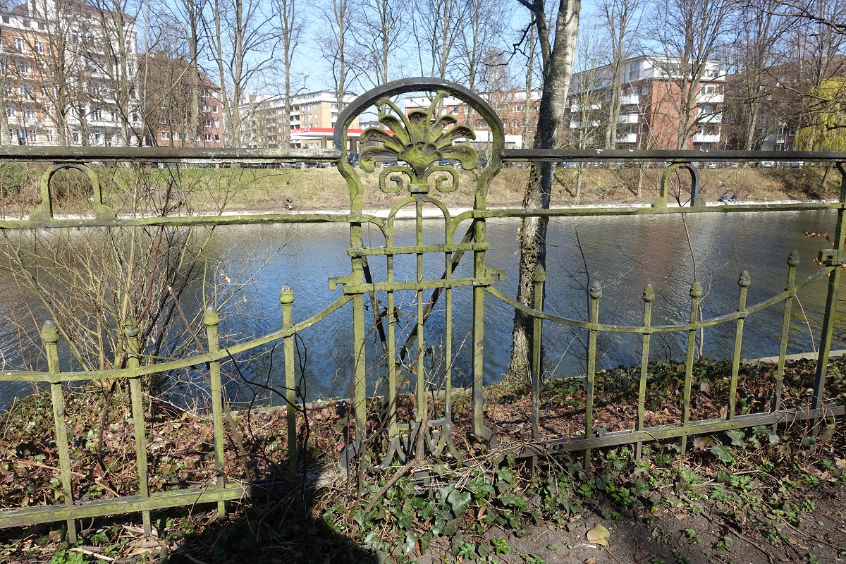 Hamburg am 27.3.2022: der sein Alter zeigende Zaun am Kuhmhlenteich auf der Hohenfelder Seite /