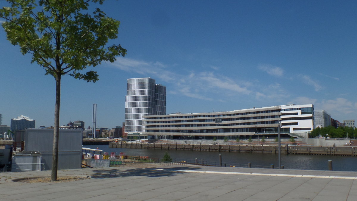 Hamburg am 27.5.2018: die HafenCity Universität Hamburg - Universität für Baukunst und Metropolenentwicklung (HCU) -, gegründet 2006, im April 2014 Betriebsaufnahme, das hohe Gebäude links gehört nicht dazu  /