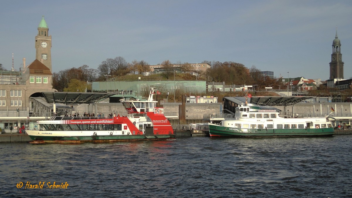 Hamburg am 28.11.2011: Die Landungsbrcken mit dem dahinterliegenden gleichnamigen U-Bahnhof, links der Uhrturm mit dem Wasserstandsanzeiger, rechts die Michaeliskirche  /