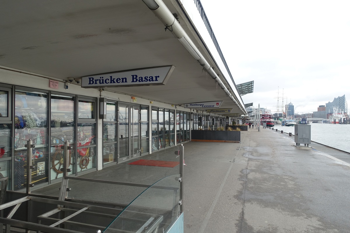 Hamburg am 28.1.2021: auf den St. Pauli Landungsbrcken, normalerweise tobt hier das Leben, auch bei „schlechtem“ Wetter, in Zeiten von Corona = ghnende Leere, Vorteil: kein Maskentragen erforderlich /