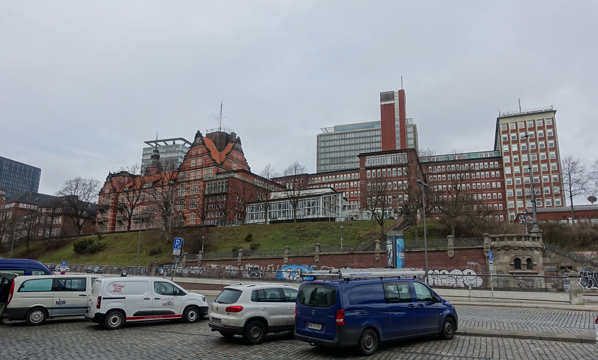 Hamburg am 28.1.2021: Blick von den St. Pauli Landungsbrcken auf die hohe Geestkante, wasserseitig an der Bernhard-Nocht-Strae befinden sich links die Gebude des Bernhard-Nocht-Institutes fr Tropenmedizin (ehemals Tropeninstitut) und rechts daneben die des Bundesamtes fr Seeschifffahrt und Hydrographie /