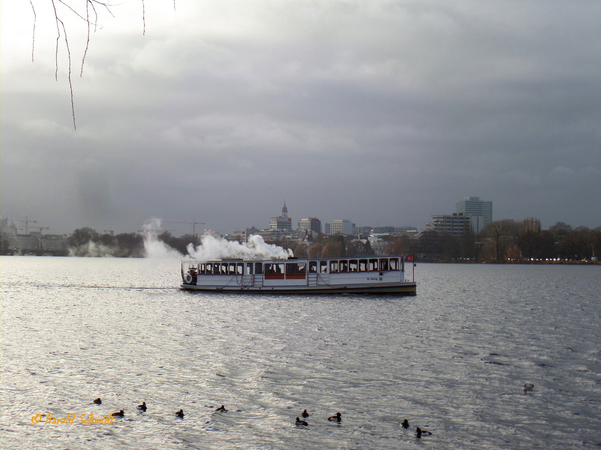 Hamburg am 28.12.2016: Blick ber die Auenalster mit Dampfschiff ST. GEORG auf das Harvestehuder Ufer /