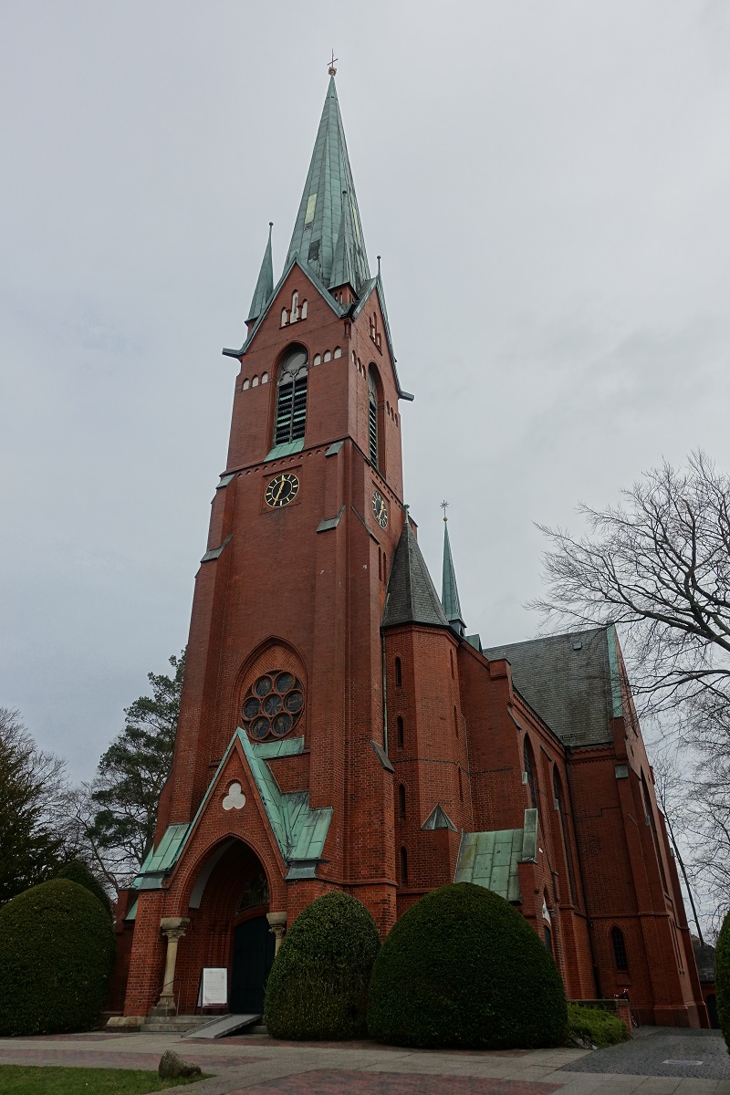 Hamburg am 28.3.2021: Blankeneser Kirche am Marktplatz im Stadtteil Blankenese / evangelisch-lutherisch / Backsteinbau im neugotischen Stil / erbaut 1895/96 nach Plnen des Schleswiger Dombaumeisters Ernst Ehrhardt / Turmhhe: 58 Meter /