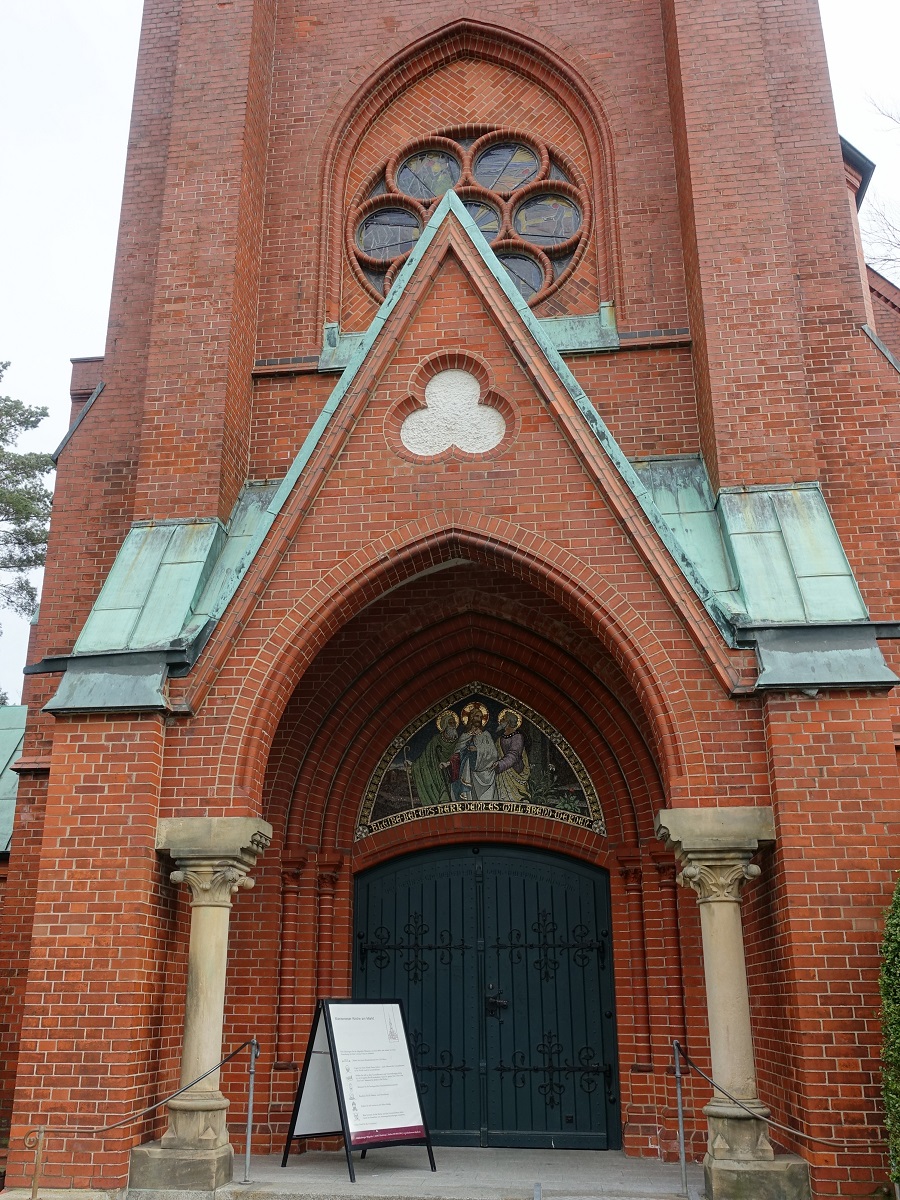 Hamburg am 28.3.2021: Blankeneser Kirche am Marktplatz im Stadtteil Blankenese – Haupteingang  / evangelisch-lutherisch / Backsteinbau im neugotischen Stil / erbaut 1895/96 nach Plnen des Schleswiger Dombaumeisters Ernst Ehrhardt / Turmhhe: 58 Meter /