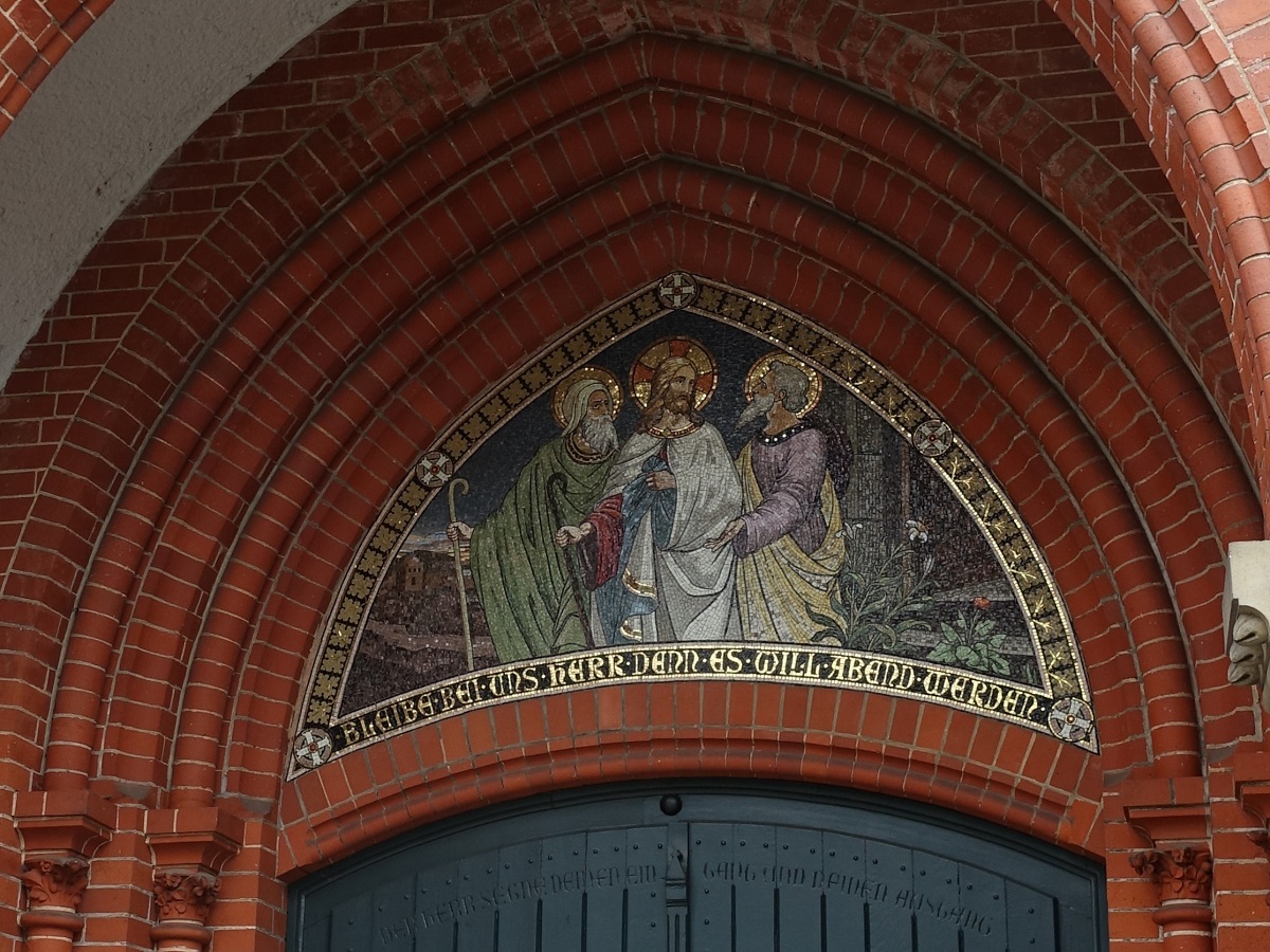 Hamburg am 28.3.2021: Blankeneser Kirche am Marktplatz im Stadtteil Blankenese – Mosaik ber dem Haupteingang  / evangelisch-lutherisch / Backsteinbau im neugotischen Stil / erbaut 1895/96 nach Plnen des Schleswiger Dombaumeisters Ernst Ehrhardt / Turmhhe: 58 Meter /