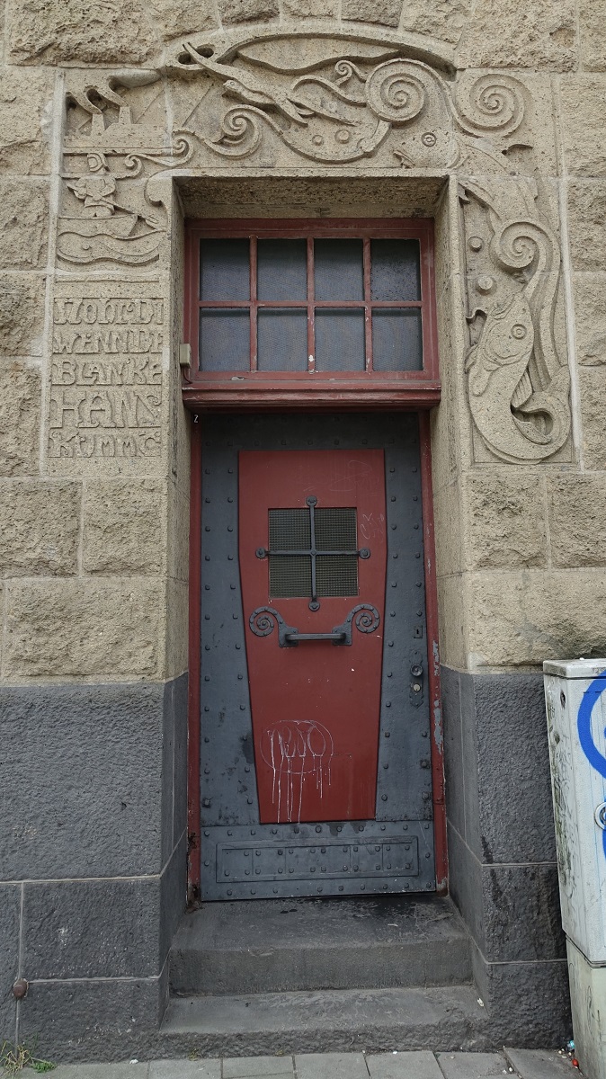 Hamburg am 28.3.2022: Landungsbrcken, Uhrturm/Pegelturm, an der Nordseite befindet sich neben der Trumrahmung ein Relief mit der Inschrift „Wohr Di, wenn de Blanke Hans kummt“ (Blanker Hans ist eine bildhafte Bezeichnung fr orkanartige Strme ber der Nordsee und anderen Seegebieten)  /