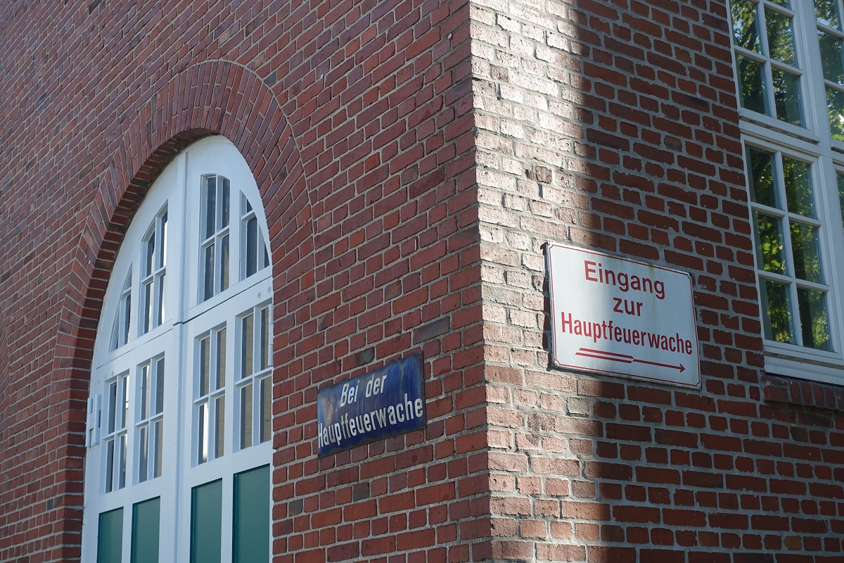 Hamburg am 28.9.2021: Straennamenschild und Hinweis auf den Eingang zur Hauptfeuerwache am Berliner Tor  /  