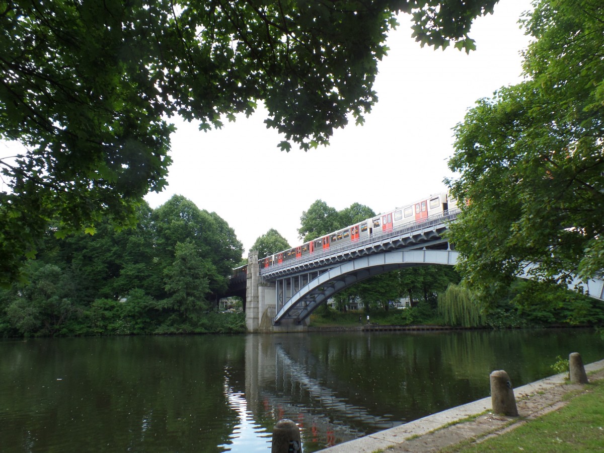 Hamburg am 29.6.2015: Kuhmhlenteich im Stadtteil Uhlenhorst / Hohenfelde mit der darber fhrenden U-Bahn Ringstrecke