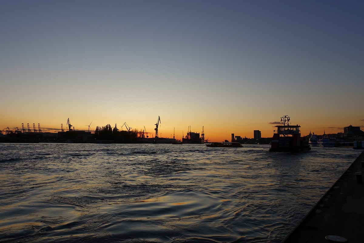 Hamburg am 30.10.2019: Sonnenuntergang auf der Elbe, Foto von den Landungsbrücken /