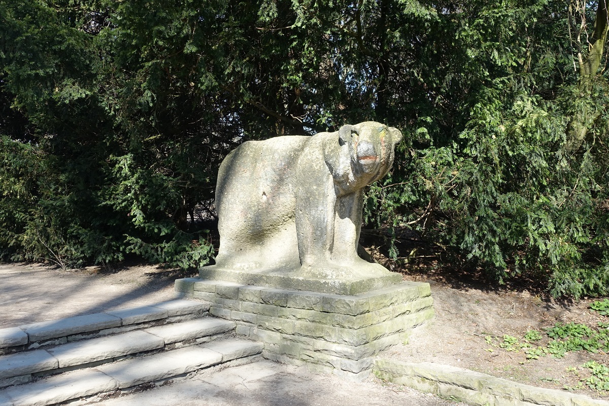 Hamburg am 30.3.2021: Eisbr II, Standplatz im Stadtpark, Eingang Saarlandstr. im Stadtteil Winterhude, erschaffen 1935 vom Bildhauer Ludwig Kunstmann  /