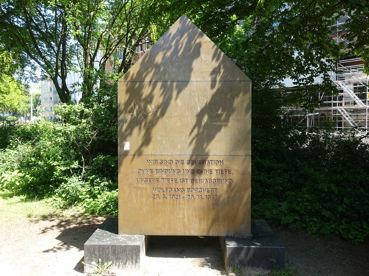 Hamburg am 30.5.2021: An der Strae Schwanenwik (Uhlenhorst), in der Nhe des Literaturhauses steht das Wolfgang Borchert Denkmal, 1996 aus Bronze gestaltet von Timm Ulrichs fr den „unbehausten Dichter“, auf Vorder- und Rckseite befinden sich Zitate aus „Generation ohne Abschied“.