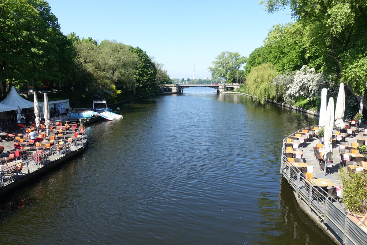 Hamburg am 30.5.2021: Blick von der Mundsburger Brcke ber den Mundsburgkanal zur Mndung in die Alster hinter der Schwanenwikbrcke /