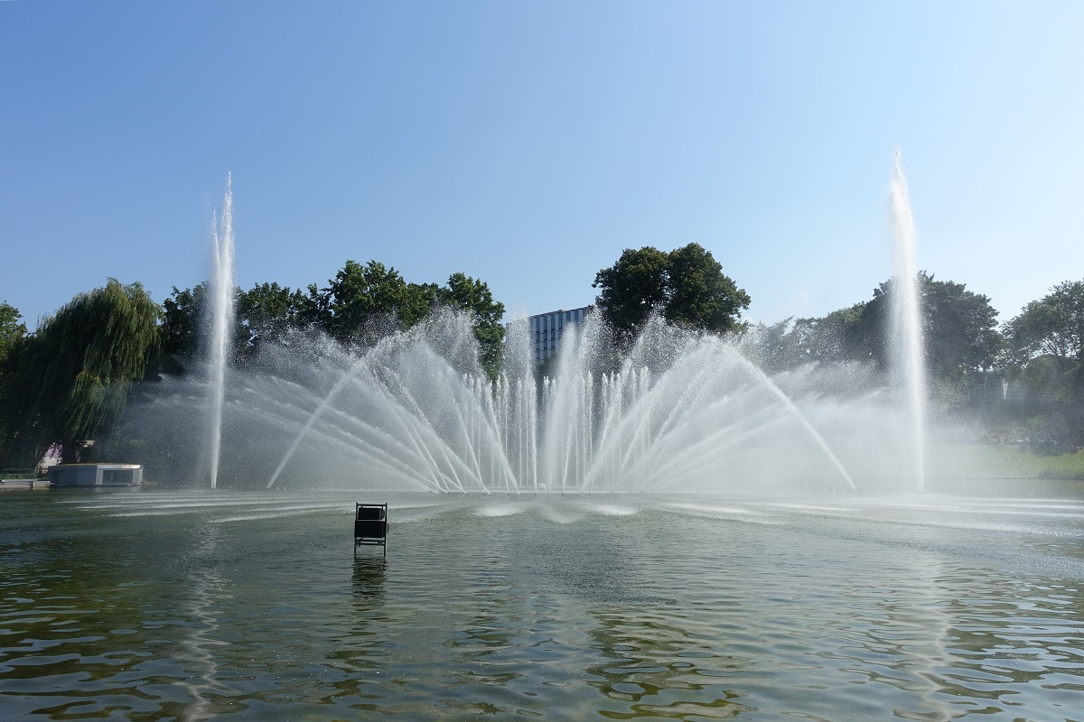 Hamburg am 30.7.2019: Wasserspiele ohne Musik und Farbe im Park Planten un Blomen  /