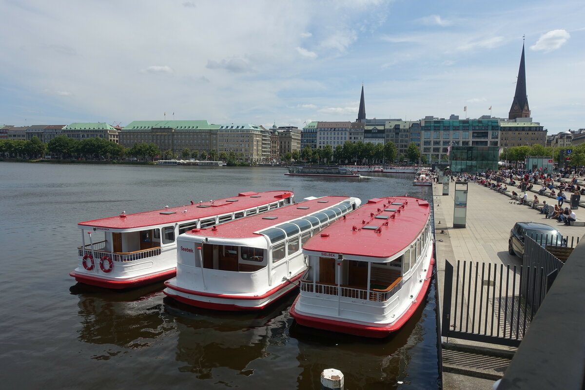 Hamburg am 30.7.2021: Blick vom Alsterpavillon (Alex) ber den Schiffsanleger Jungfernstieg zum Ballindamm mit seinen Kontorhusern /