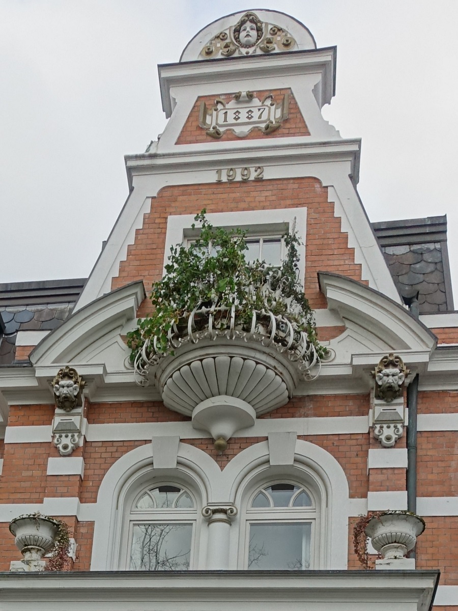 Hamburg am 3.1.2021: Schmuckfassade an einer Stadtvilla im Stadtteil Uhlenhorst  /