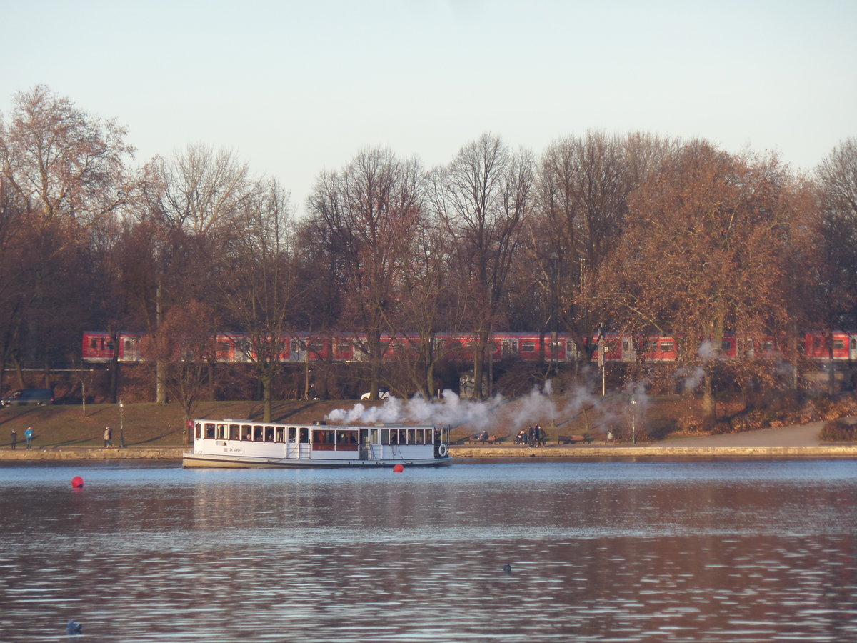 Hamburg am 3.12.2016: Binnenalster mit Alsterdampfschiff und der S-Bahn vom Dammtor zum Hauptbahnhof ber die Lombardsbrcke /