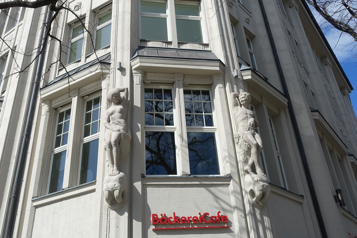 Hamburg am 31.3.2019: Das Bieberhaus unmittelbar am Hauptbahnhof. Der Eingang mit Atlanten - muskulse Figuren aus Stein, die das Gebude zu tragen scheinen. 1909 erbaut  nach Plnen der Architekten Johann Gottlieb Rambatz und Wilhelm Jollasse, es steht unter Denkmalschutz. Seit 2011 hat hier das Ohnsorg-Theater seine Spielsttte /
Der Name geht zurck auf eine private Knabenschule in St. Georg, die ehemals auf dem Grundstck stand. Theodor August Bieber war der damalige Leiter der Anstalt.
