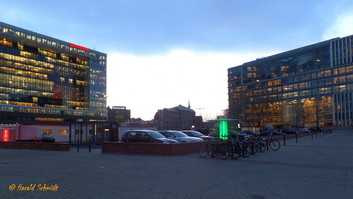 Hamburg am 3.2.2015: Blick von der Deichtorstr. zum Spiegel-Verlagsgebude (links) und dem ZDF Hamburg-Studio (rechts)