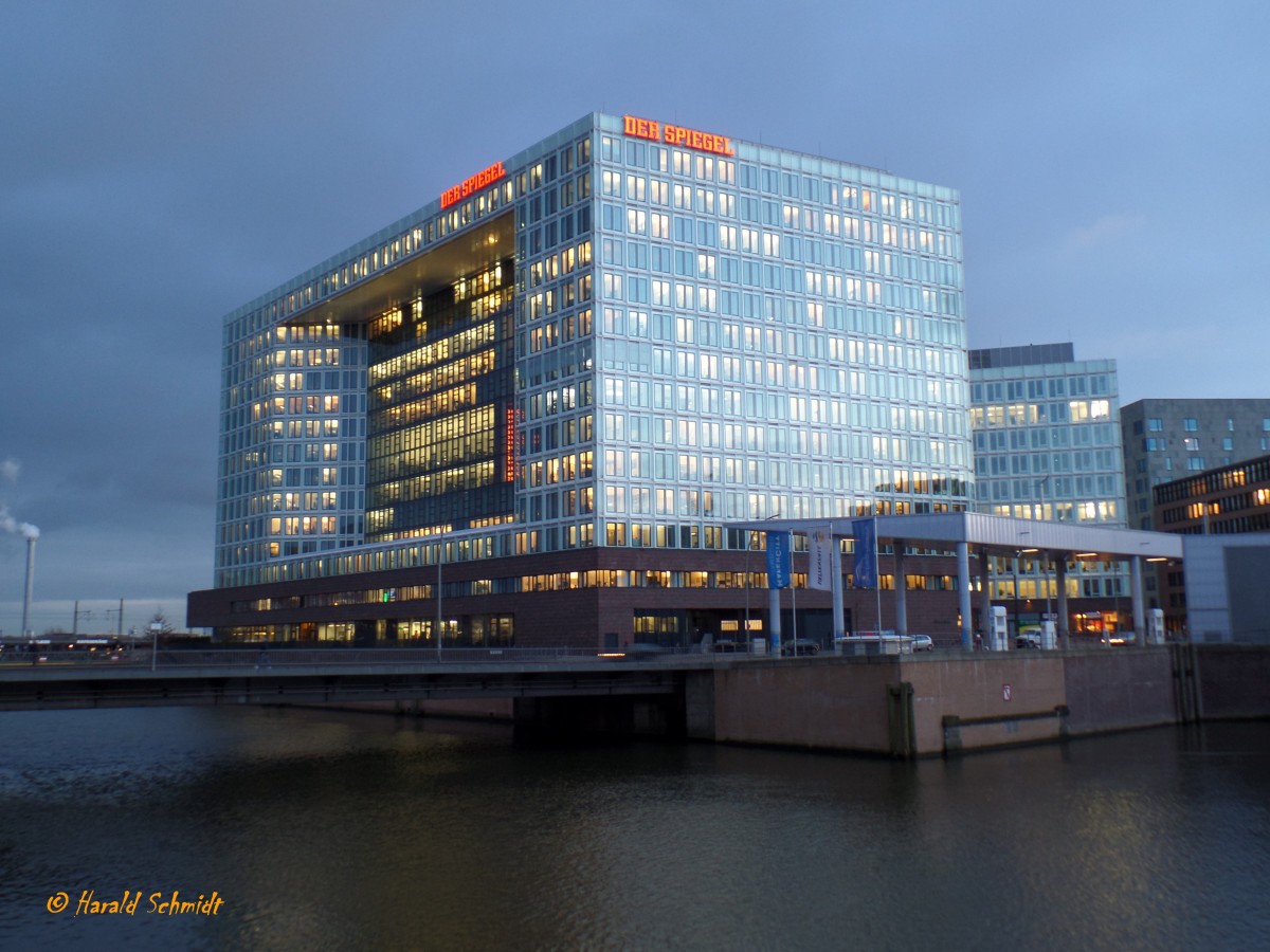 Hamburg am 3.2.2015: Spiegel-Verlagsgebude auf der Ericusspitze in der Hafencity vom Zollkanal  gesehen