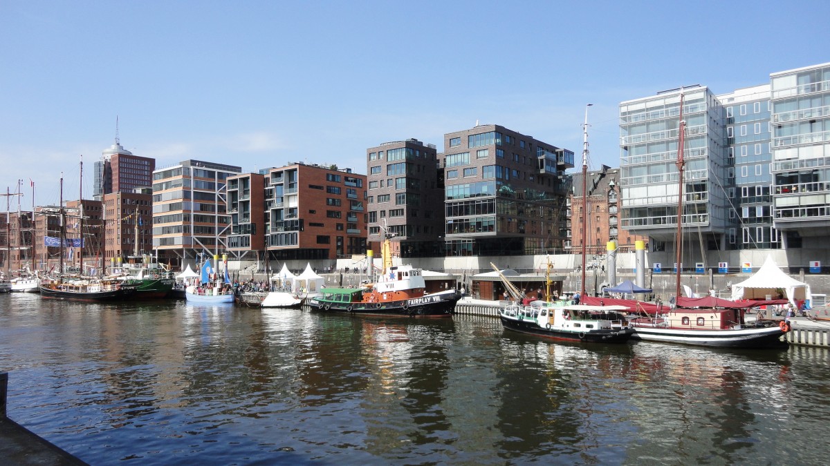 Hamburg am 3.5.2013: in der Hafencity am Sandtorhafen /