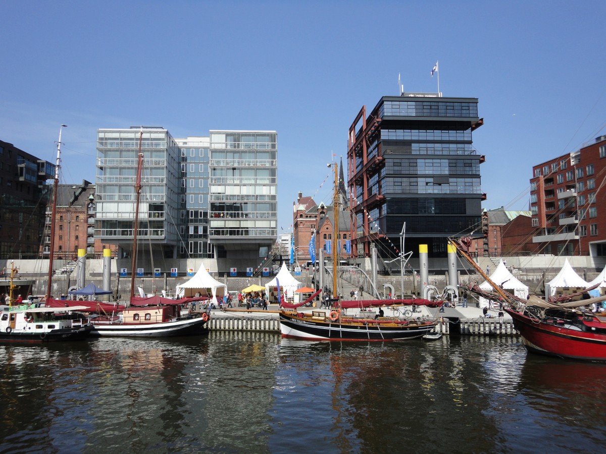 Hamburg am 3.5.2013: in der Hafencity am Sandtorhafen /