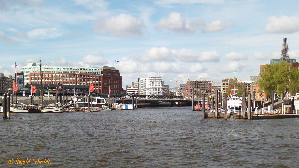 Hamburg am 3.5.2016: Blick auf die Innenstadt mit dem Baumwall, rechts Sandtorkai, mittig unter der Brcke befindet sich die Schaartorschleuse, dies ist die Einfahrt in das Alsterfleet  /