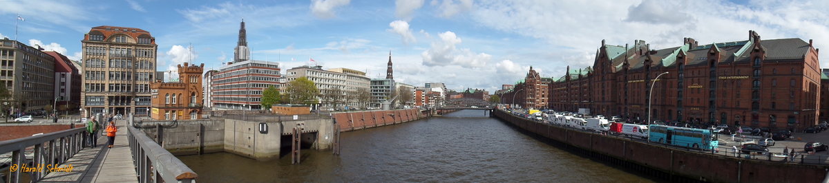 Hamburg am 3.5.2016: Blick in den Zollkanal, rechts Speicherstadt, links Kontorhuser /