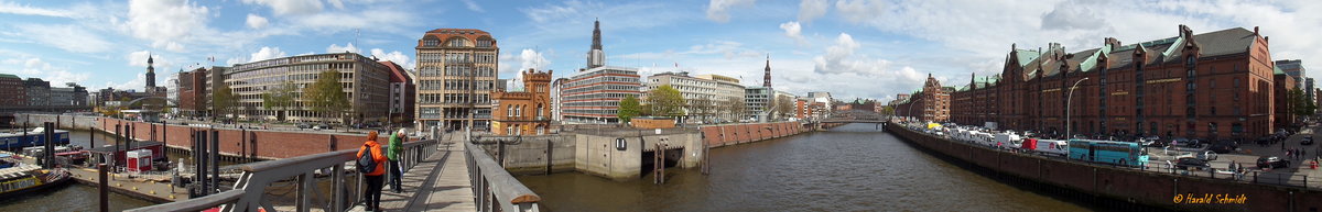 Hamburg am 3.5.2016: Panoramablick vom Baumwall (lks) ber die Einmndung der Deichstrae, daneben das Haus der Seefahrt, weiter die Strae „Bei den Mhren“ ber den Zollkanal mit der Brookstorbrcke und dann die Speicher an der Strae Brook im ehem. Freihafengebiet, fotografiert von der  Kibbelstegbrcke /