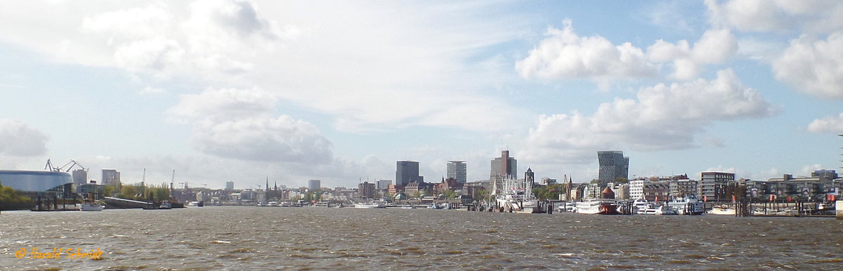 Hamburg am 3.5.2016: Panoramablick von einer HADAG-Fhre elbabwrts – von  links die Hafentheater bis rechts zur berseebrcke /