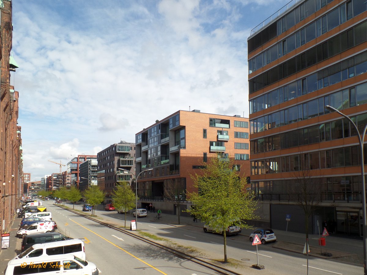 Hamburg am 3.5.2016: die Strae am Sandtorkai in der Hafencity /