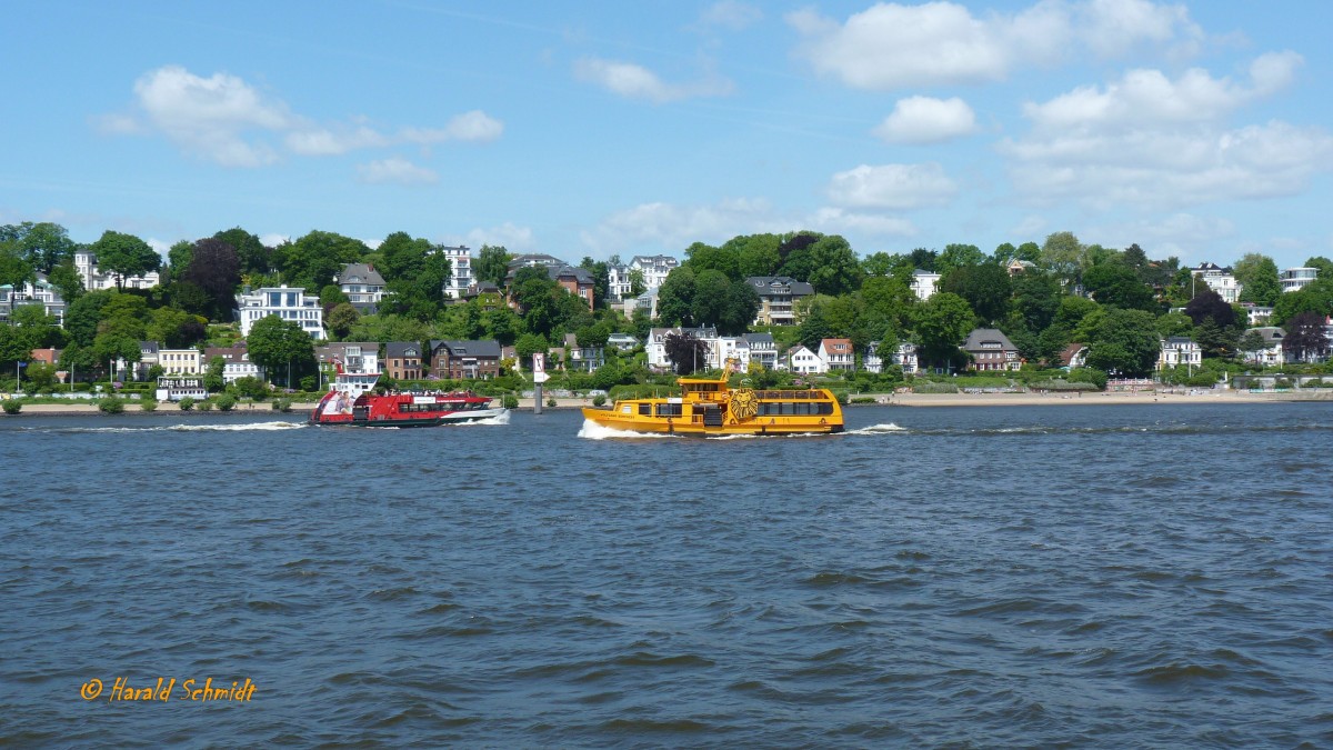 Hamburg am 3.6.2013: velgnne mit dem regen Fhrverkehr auf der Elbe /