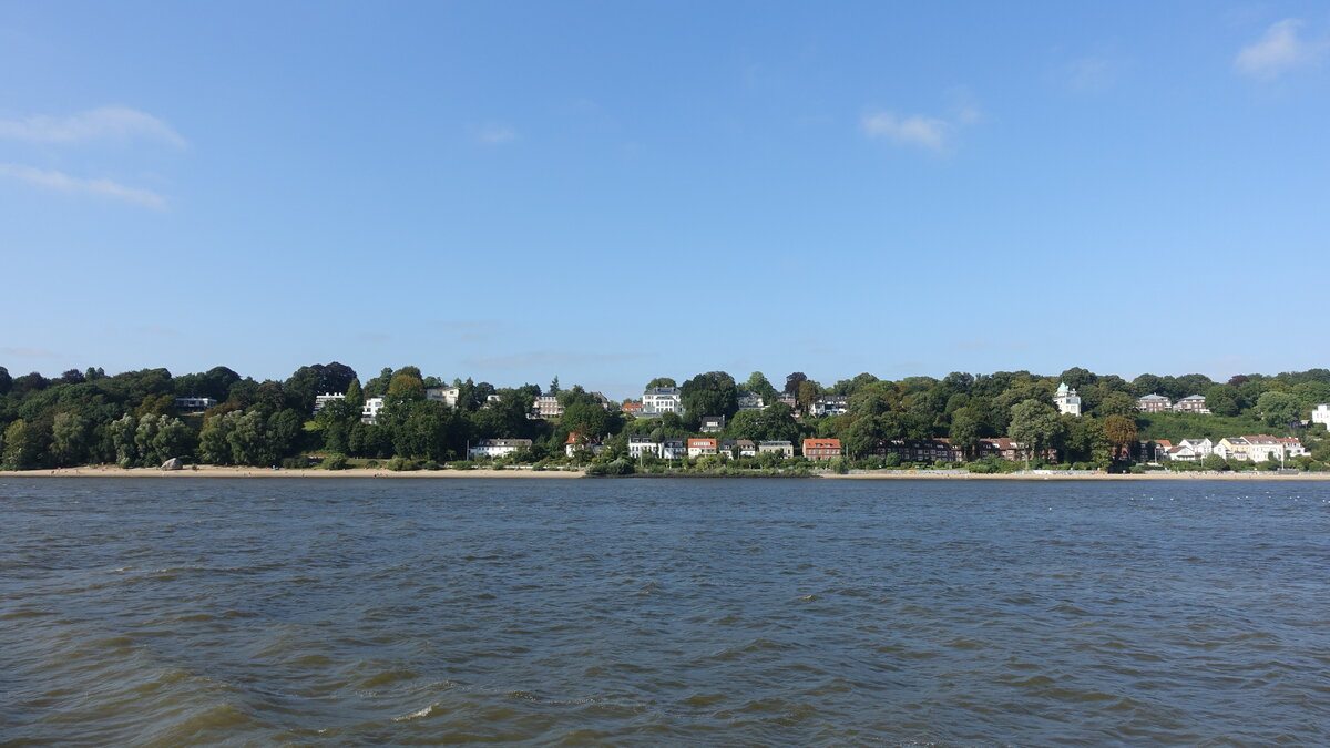 Hamburg am 3.9.2021: velgnnes „Skyline“  von der Elbe aus gesehen /