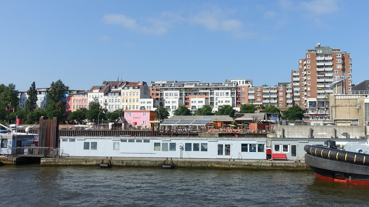 Hamburg am 3.9.2021: St. Pauli Hafenstrae mit dem Beachclub „StrandPauli“ auf einem ehemaligen Parkdeck /