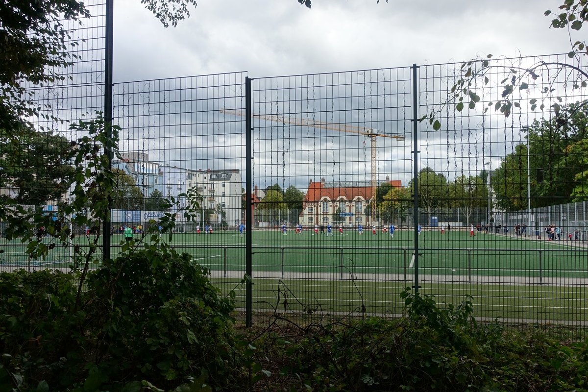 Hamburg am 4.10.2020: aus der Sicht eines  nichtzahlenden Zuschauers , Spielbetrieb auf dem Kunstrasen Sportplatz Beethovenstrae im Stadtteil Barmbek-Sd, hier ist der Sportverein S.V. Uhlenhorst-Adler von 1911/25 e.V. zuhause.