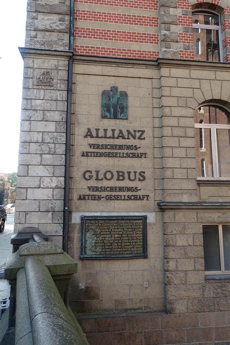 Hamburg am 4.10.2020: Hinweistafel am Globushof, einem Geschftshaus an der Trostbrcke in der Neustadt /