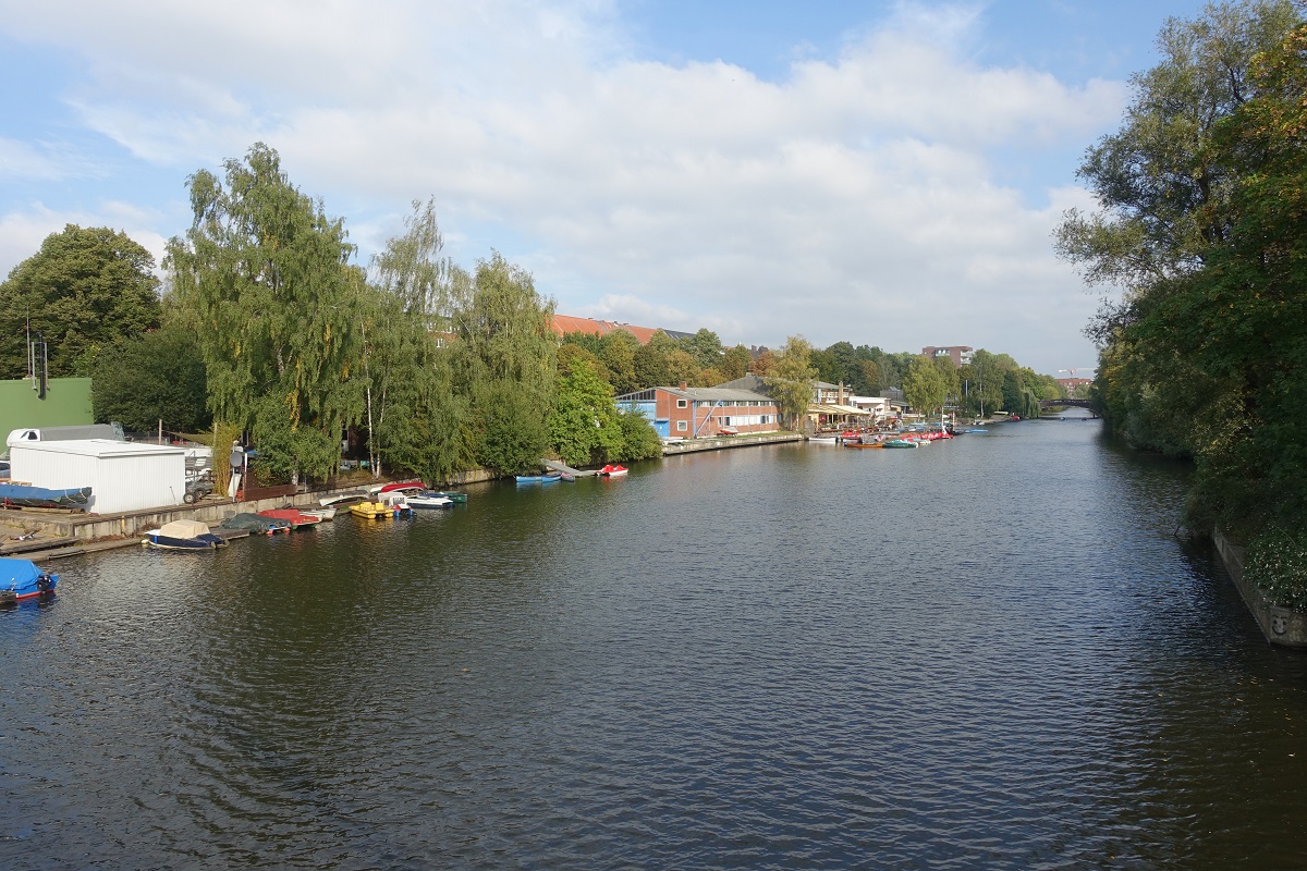 Hamburg am 4.10.2020: Osterbekkanal mit seinen Bootshusern auf der Winterhuder Seite, rechts befindet sich der Stadtteil Barmbek-Sd /