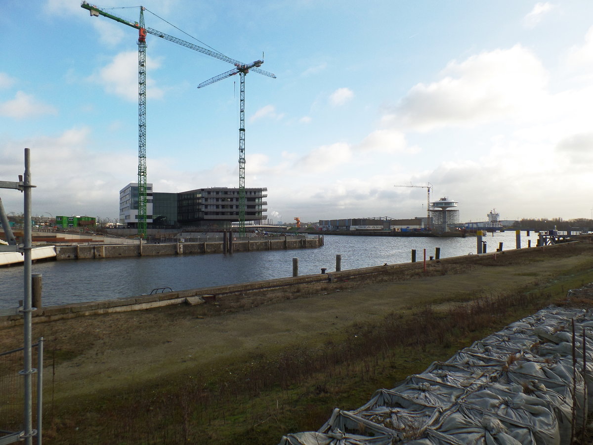 Hamburg am 4.11.2015: Gebäude der Hafencity Universität, Einfahrt zum Baakenhafen und auf der Landzunge der Petersenkai mit dem ehemaligen  Schuppen 29 /